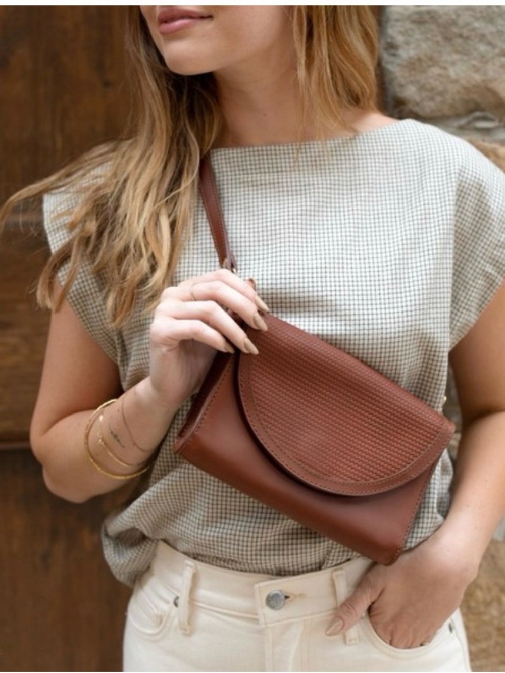 Nisolo Cleo Convertible Clutch in Woven Brandy Leather - Picture 4 of 8